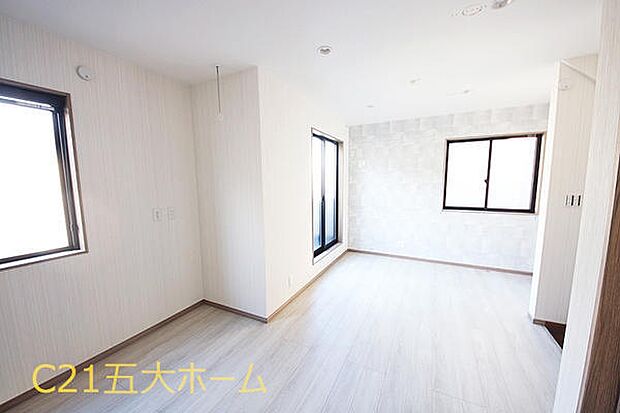 ほんわかした温かみを感じる空間の中で、家族揃ってテーブルを囲む素敵な時間をたのしめます。流行りの北欧インテリアを並べたりと飽きのこない空間を表現します。