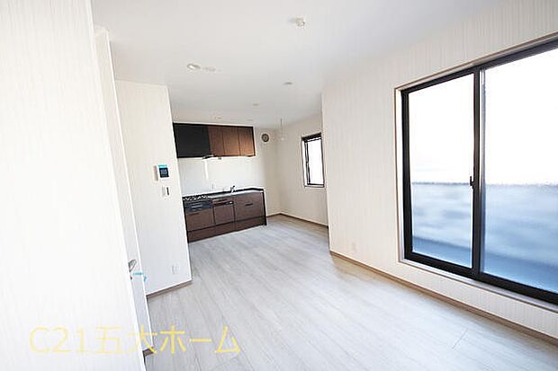 2階リビングは開放感があり、陽当りが良いため室内も明るくなります。周りからの目線も気になりにくくなるため、ご家族のプライバシーも守れますね。