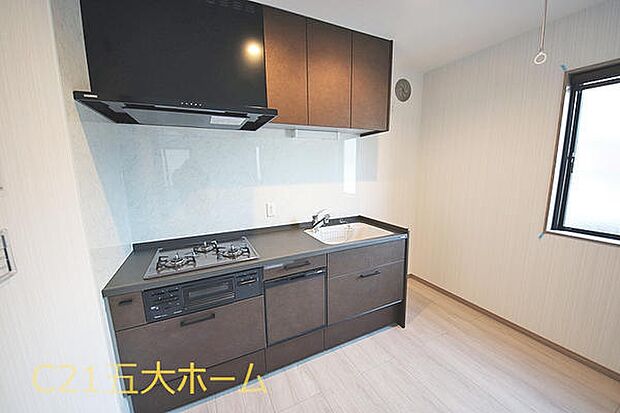 クールモダンな黒基調となめらかな質感の人造大理石ワークトップ。熱や衝撃にも強いため割れたり変色しにくい特性を備えています。レンジフードはスッキリとしたデザインでインテリアに馴染みます。