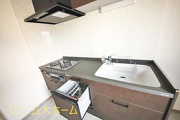 キッチン用品はサイズやボリューム感が異なるため、アレンジの利きやすいキャビネット設計です。シンク側とコンロ側の上段にはよく使うものを、重量のある土鍋や使用頻度が低いものはフロアスライドに！