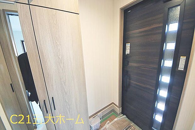 玄関はカギの開け閉めがラクになる電気錠を採用。カードキーを近づけるだけでサッと施解錠でき、鍵穴を見せない防犯性を兼ね備え、スマートで安心な暮らしを支えます。