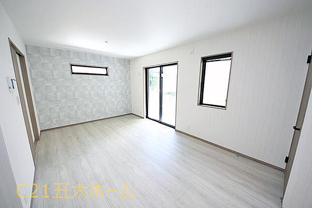 リビングを通って2階へ上がる「リビング階段」。家族が毎日顔を合わせられる設計でコミュニケーションも深まりそうです。