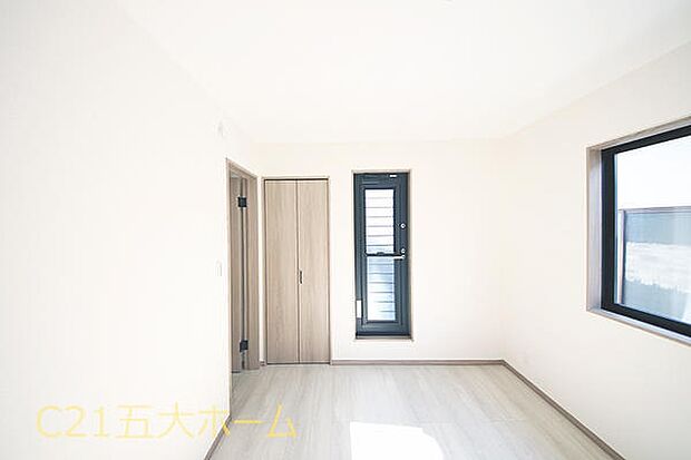 バルコニーへ直接出られるため、家にいながら明るさや開放感に包まれます。気分転換に外の風を感じてほっと一息つけるお部屋です。