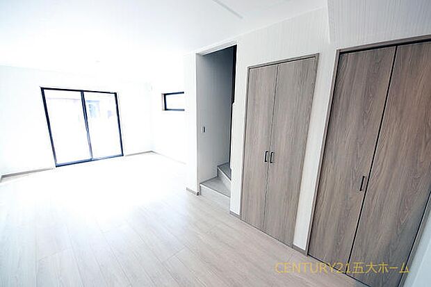 リビングを通って2階へ上がる「リビング階段」。家族が毎日顔を合わせられる設計でコミュニケーションも深まりそうです。