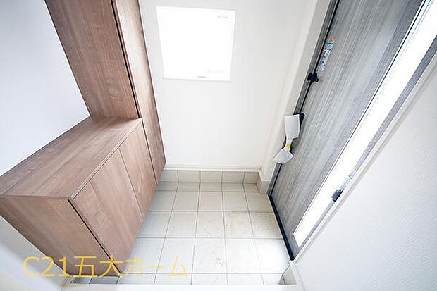 玄関には家族みんなの靴を収納できるシューズボックス付き！飾り棚としても演出できて季節のインテリアやご家族の写真を飾るのも素敵ですね。(1号棟)