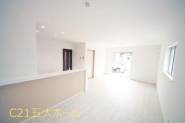 完成済みにつき天井の高さや便利な設備、収納の使いやすさなど実際にご見学いただけます。また、必要なお部屋の数をチェックしたり、周辺の雰囲気を把握したりすることで新生活のイメージが膨らみます♪(1号棟)