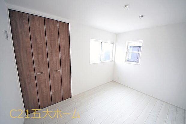 お子様にとって初めての「自分の部屋」にぴったりな一室！学習デスクやベッドも置ける十分な広さです。(1号棟)