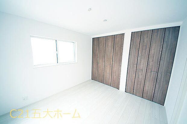 仕事や家事で疲れた身体を休め、新しい一日を迎える主寝室。ベッド＋αの家具を置けるスペースがあり、お休み前に読書や映画鑑賞などお好きな過ごし方で心から寛げる空間づくりを叶えられます。(1号棟)