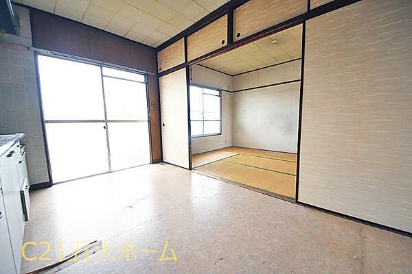 ダイニングは陽当りが良いため室内も明るくなります。周りからの目線も気になりにくくなるため、ご家族のプライバシーも守れますね。