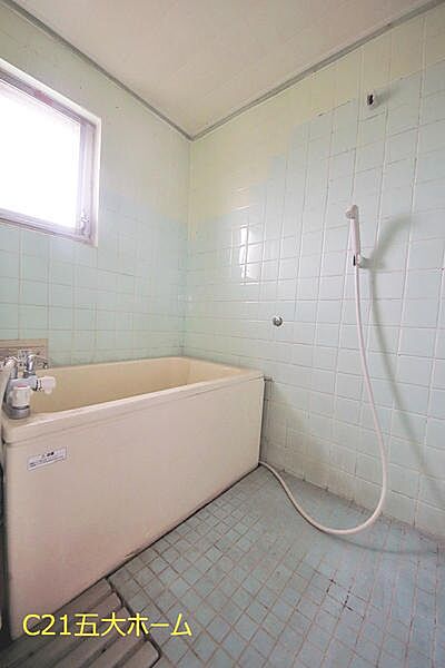 窓付きのお風呂は外気を入れながら入浴ができて気持ちよいですね。入浴後やお掃除の際に窓を開けることで浴室内をカラリと乾燥できてカビ対策にもなります！