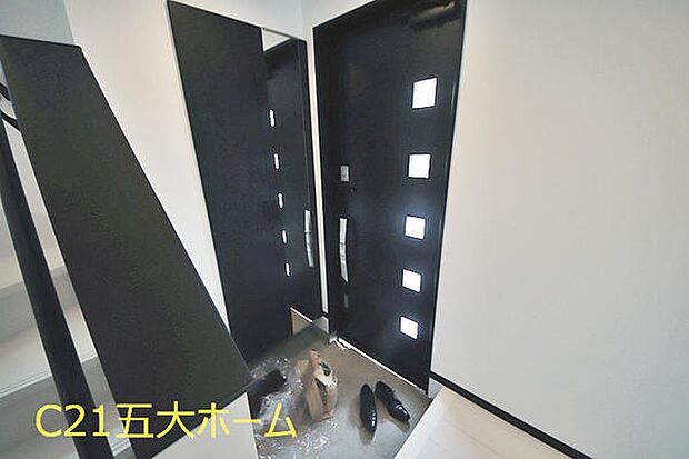 玄関にはトールタイプの下駄箱があります。毎日の靴選びもラクラク☆収納力があるので靴だけではなく、災害時用のストック収納にもオススメです。