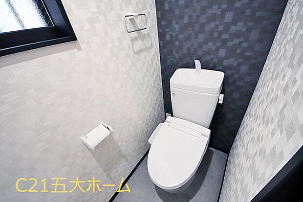 清潔な空間が印象的なトイレ。温水洗浄便座完備なので、冬の寒い時には便座をあたたかくして落ち着けます♪