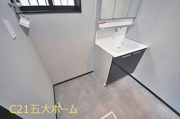 洗髪に使えるハンドシャワー機能がついた洗面台で忙しい朝も快適に支度ができそうです！大きな洗面台のボウルはホームクリーニングの時にも使いやすいです。