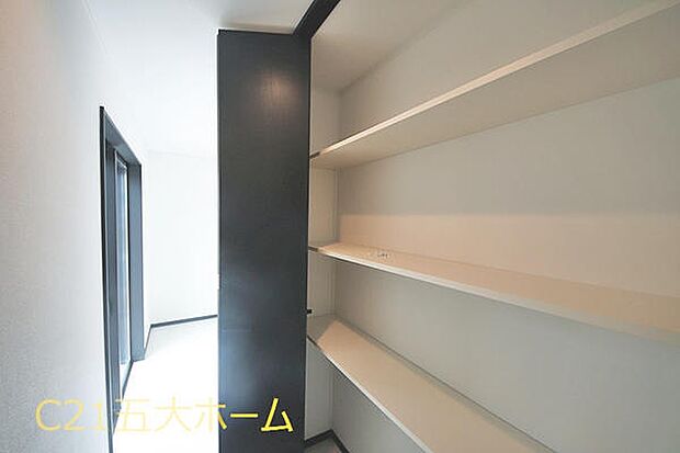 充分な収納スペースを確保。居室内に余計な家具を置く必要がないので、シンプルですっきりとした暮らしが実現できます♪