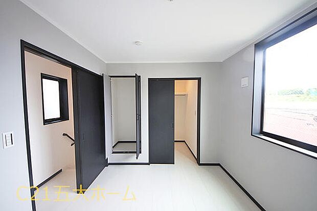 学校の道具もスッキリ片付けられるクローゼット付きでお子様の成長とともに荷物が増えても安心ですね☆