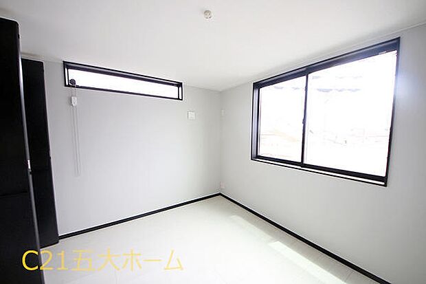 仕事や家事で疲れた身体を休め、新しい一日を迎える主寝室。ベッド＋αの家具を置けるスペースがあり、お休み前に読書や映画鑑賞などお好きな過ごし方で心から寛げる空間づくりを叶えられます。