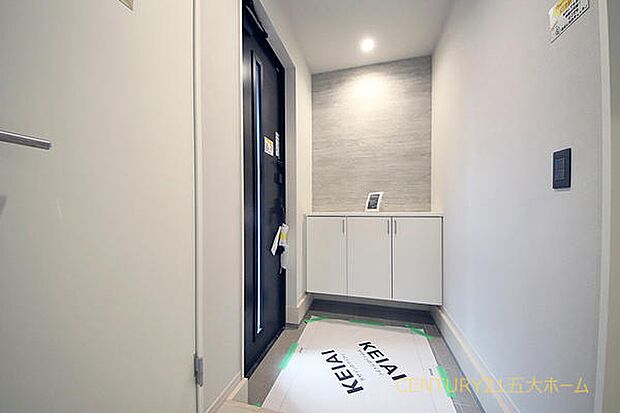 玄関には家族みんなの靴を収納できるシューズボックス付き!飾り棚としても演出できて季節のインテリアやご家族の写真を飾るのも素敵ですね♪