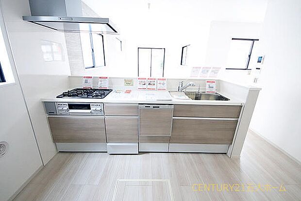 お子様の様子をさりげなく見守れる対面式キッチン。分からない事があればすぐに教えてあげられるので、お子様がダイニングで宿題や読書をする時間も自然と増えそうです。