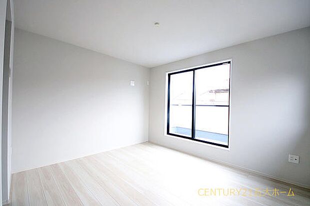 仕事や家事で疲れた身体を休め、新しい一日を迎える主寝室。ベッド+αの家具を置けるスペースがあり、お休み前に読書や映画鑑賞などお好きな過ごし方で心から寛げる空間づくりを叶えられます。