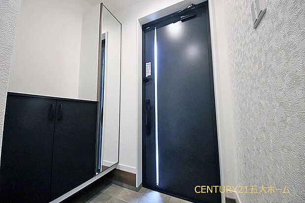 玄関にはトールタイプの下駄箱があります。毎日の靴選びもラクラク☆収納力があるので靴だけではなく、災害時用のストック収納にもオススメです。