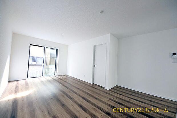 広々としたリビングは、窮屈さを感じることなく家族団らんの時間をゆったり過ごせます。両親やゲストも呼びやすく、こだわりのインテリアを置いて楽しい空間を作りやすいです。