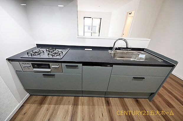 お子様の様子をさりげなく見守れる対面式キッチン。分からない事があればすぐに教えてあげられるので、お子様がダイニングで宿題や読書をする時間も自然と増えそうです。