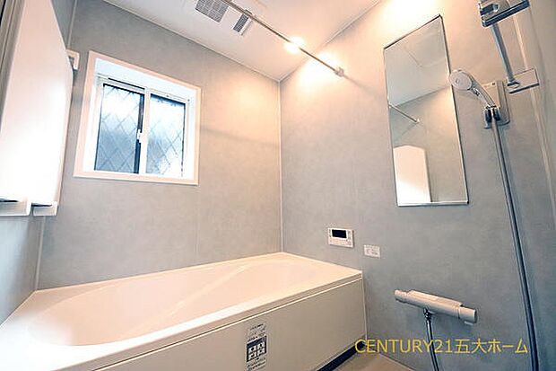 浴室乾燥機付きで、入浴前に暖房機能を事前につけておけば”ヒートショック現象”の対策にもなります。また、雨の日にも洗濯物が乾かせて便利です☆