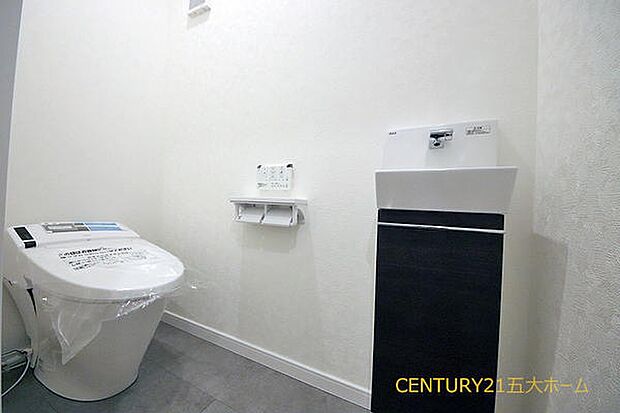 清潔な空間が印象的なトイレ。温水洗浄便座完備なので、冬の寒い時には便座をあたたかくして落ち着けます。