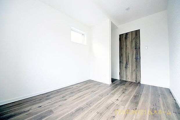 学校の道具もスッキリ片付けられるクローゼット付きでお子様の成長とともに荷物が増えても安心ですね☆