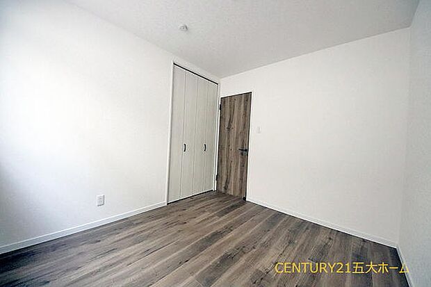 お部屋には程よく採光が入り、過ごしやすい居住空間です。窓を開放すると自然換気が可能で、清潔感も保ちやすいです♪