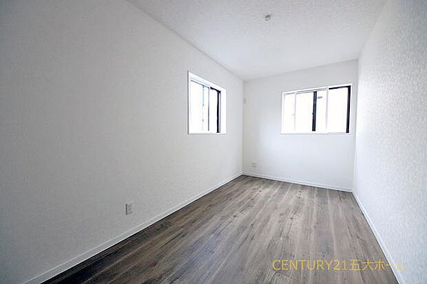 外気の温度の影響を受けにくい複層ガラス♪冷暖房の効率が高まり、冬場の結露が減って拭き掃除の手間が省けます。