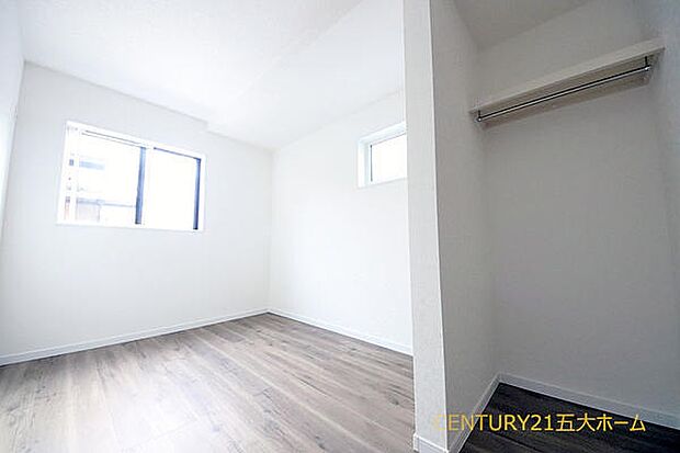 お子様にとって初めての「自分の部屋」にぴったりな一室!学習デスクやベッドも置ける十分な広さです。