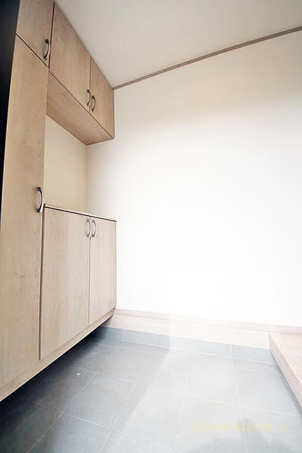 玄関にはトールタイプの下駄箱があります。毎日の靴選びもラクラク☆収納力があるので靴だけではなく、災害時用のストック収納にもオススメです。