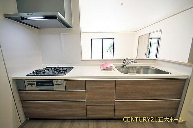 お子様の様子をさりげなく見守れる対面式キッチン。分からない事があればすぐに教えてあげられるので、お子様がダイニングで宿題や読書をする時間も自然と増えそうです。