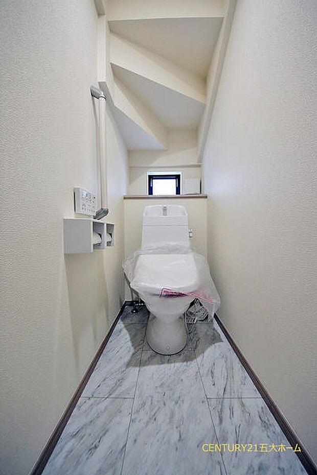 清潔な空間が印象的なトイレ。温水洗浄便座完備なので、冬の寒い時には便座をあたたかくして落ち着けます♪