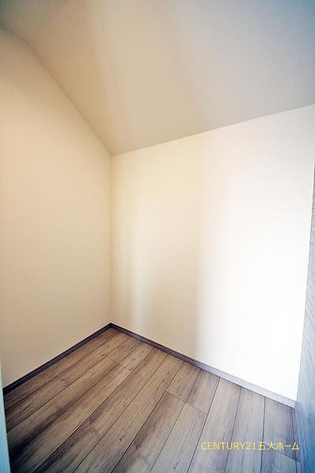 多目的な空間として活躍するフリースペースを設置。大型の収納スペースとしてはもちろん、趣味のスペースとしても利用できそうです♪