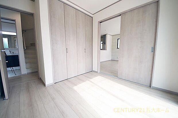 隣接するリビングとの間仕切り対応可能!普段は開けておいて開放感をプラス。趣味や勉強に集中したいときは個室に変えられるフレキシブルな空間です。