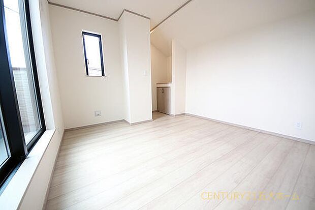 お子様にとって初めての「自分の部屋」にぴったりな一室!学習デスクやベッドも置ける十分な広さです。