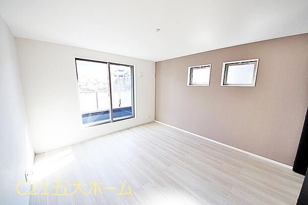 アクセントクロスを採用しオシャレな雰囲気に。居心地の良さと共に個性も演出しています☆