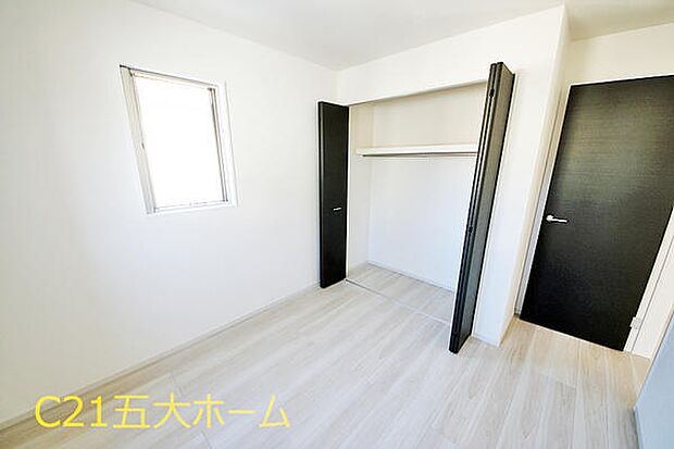 広々としたクローゼットでお洋服の整頓もラクラク！　身の回りの整理がしやすいです。