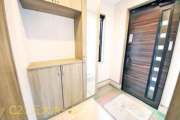 収納力豊かなコの字型のシューズボックスは家族みんなの靴が収納できて玄関周りがすっきり片付きます。お出かけ前の身だしなみチェックに便利な鏡付きです！