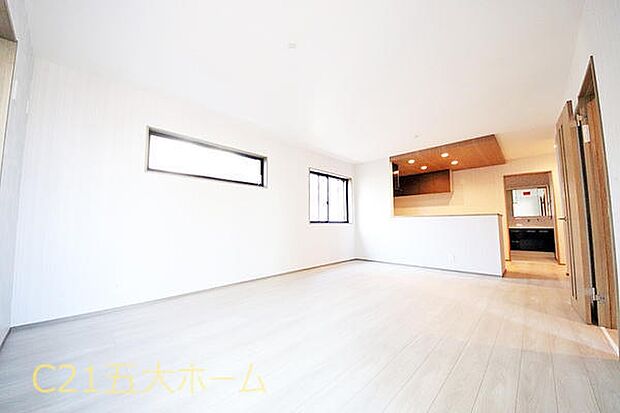 家族みんながほっと落ち着く、癒しのリビングに仕上がりました！窓から自然光が差し込む明るいリビングで快適にお過ごし頂けます。