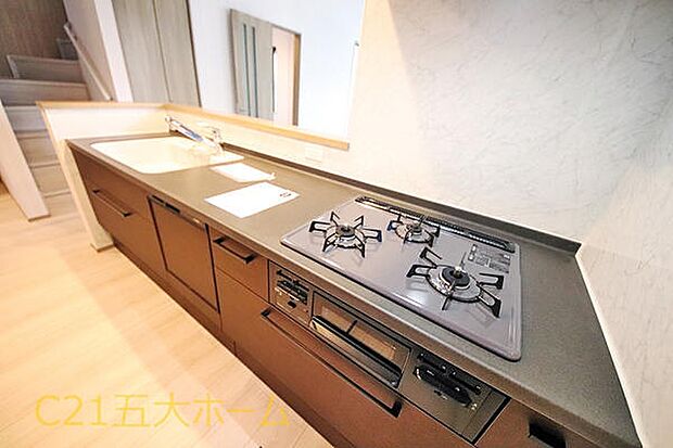 家事の手間がラクになり、手洗いより使用水量が少なく済むため、時間とお財布の節約になると人気の食器洗乾燥機！ビルトインタイプでキッチンもスッキリ見えます。