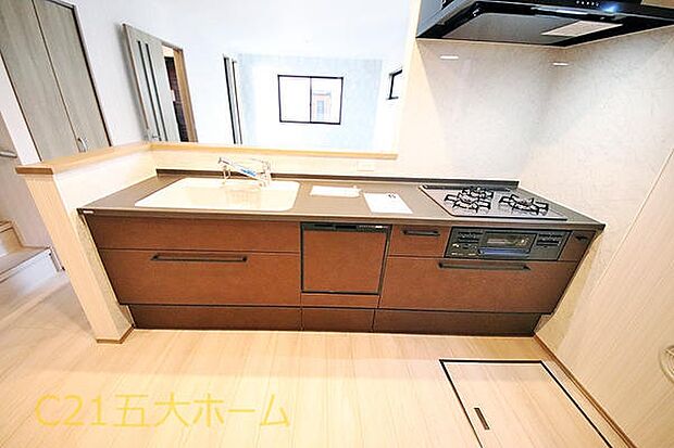 コミュニケーションを育む対面式キッチンを採用！小さなお子様がいる家庭は、様子を見守りながらお料理ができるので安心です。