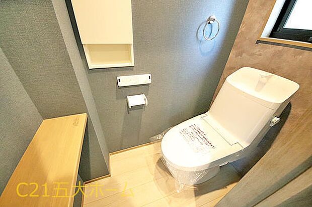 シャワートイレ一体型でオールシーズン関係なく暖かい便座で快適に過ごせます。収納棚を設けることで小物やトイレットペーパーなどが目につかない状態で収納できます！