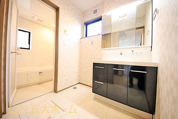 洗面台は忙しい朝でも身だしなみを整えやすい三面鏡を採用！鏡の後ろに収納スペースを設ける事により、散らかりやすい洗面スペースをスッキリさせる事ができます。