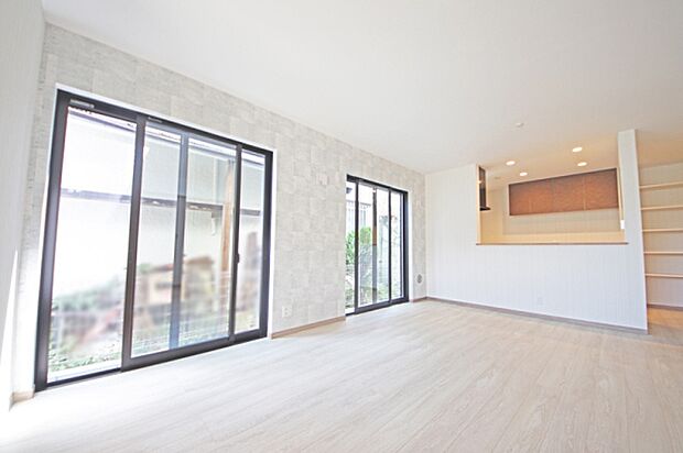 【リビング施工例】近くには同仕様物件がございますので、内装等のイメージをご確認いただけます。お気軽にお問い合わせください。