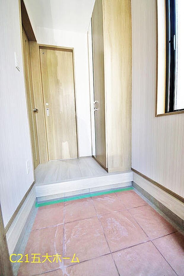 大型の下駄箱収納でお気に入りの靴もたっぷり収納できますね。