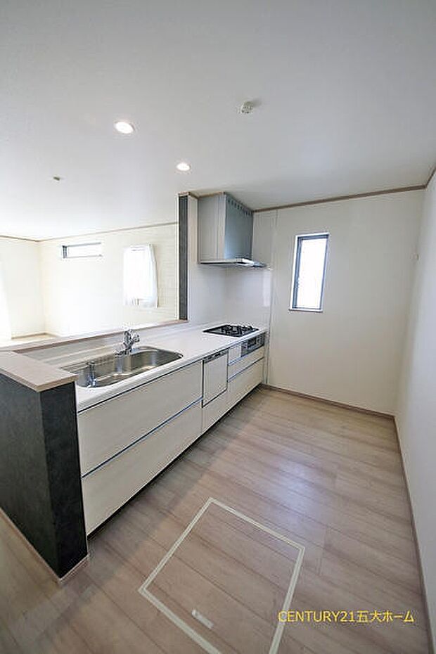 お子様の様子をさりげなく見守れる対面式キッチン。分からない事があればすぐに教えてあげられるので、お子様がダイニングで宿題や読書をする時間も自然と増えそうです。(D号棟)