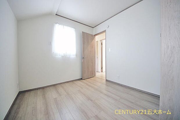 ホワイト調のフローリングは部屋全体の印象が明るくなり、開放感あふれる空間に演出してくれます。(D号棟)